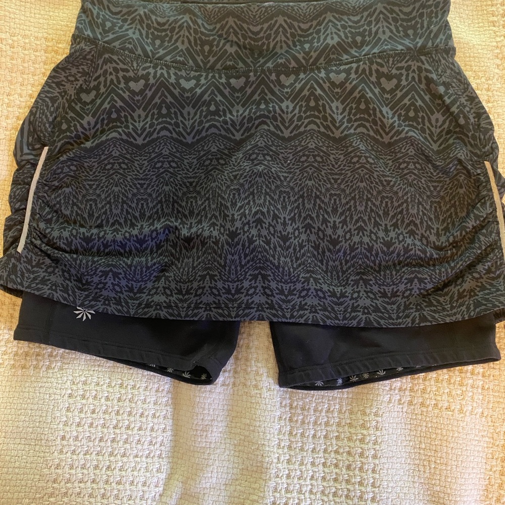 Athleta Contendor Maluku pattern 2-in1 skirt/shorts/skort women’s Size small